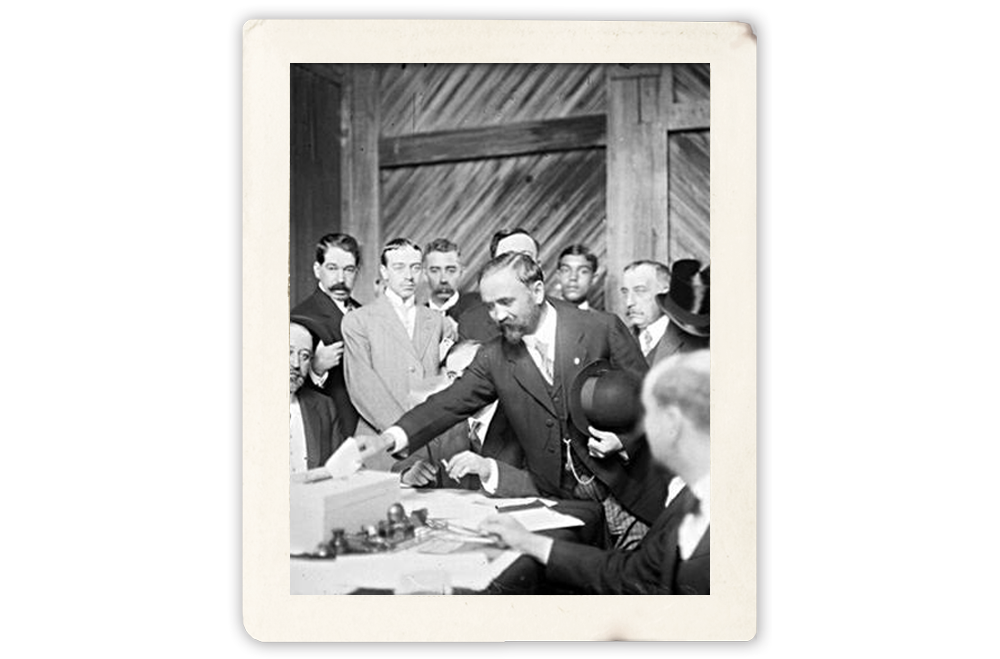 Francisco I. Madero deposita su voto en una casilla electoral